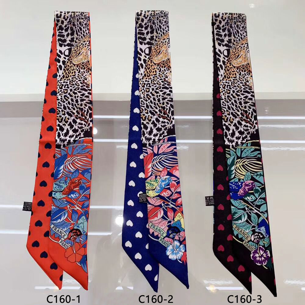 Women Accessories Brands - Брендовый шелковый шарф с леопардовым сердечком,